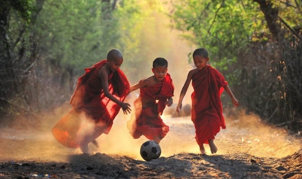 En este momento estás viendo Niños monjes juegan futbol, leen y se divierten